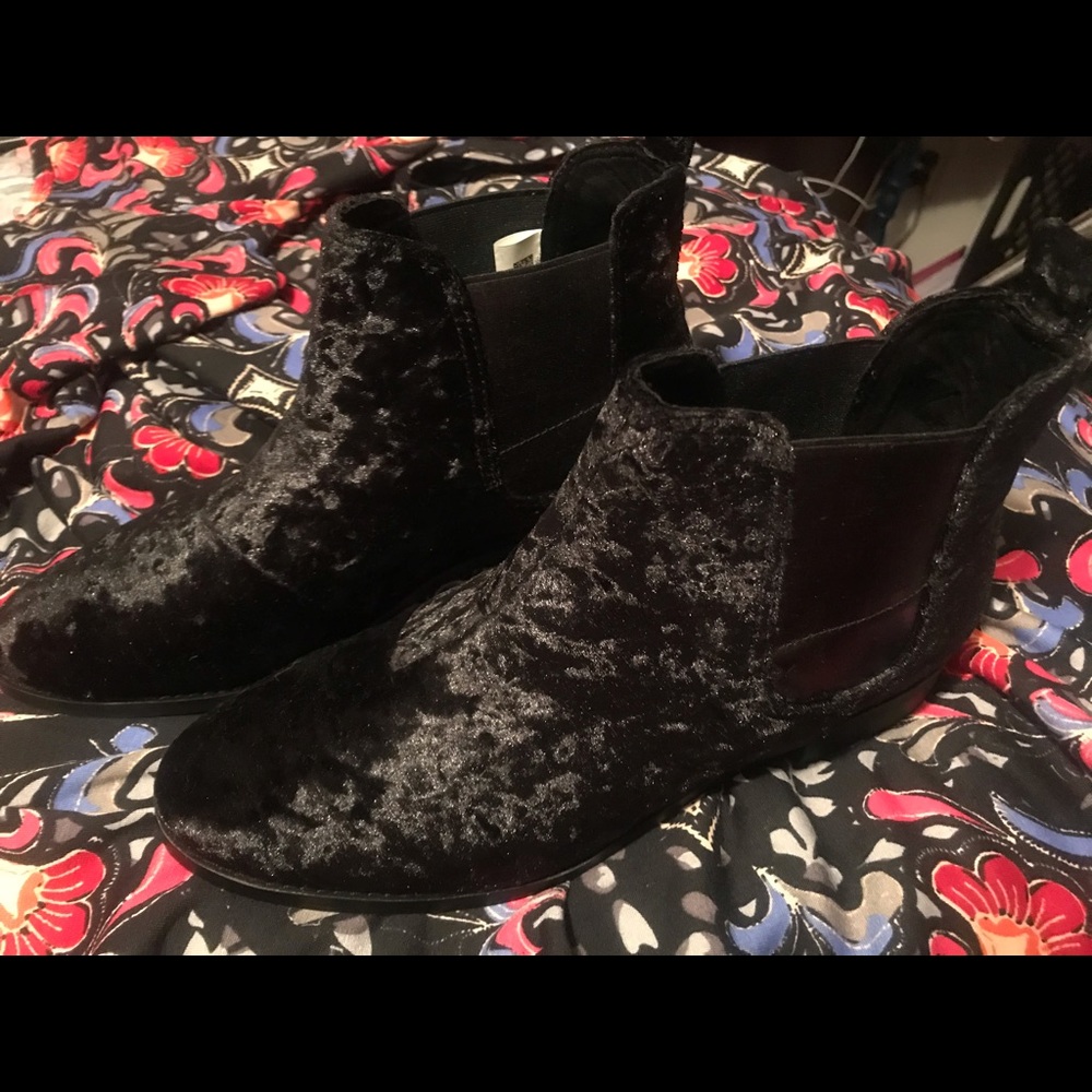 Tom’s velvet booties